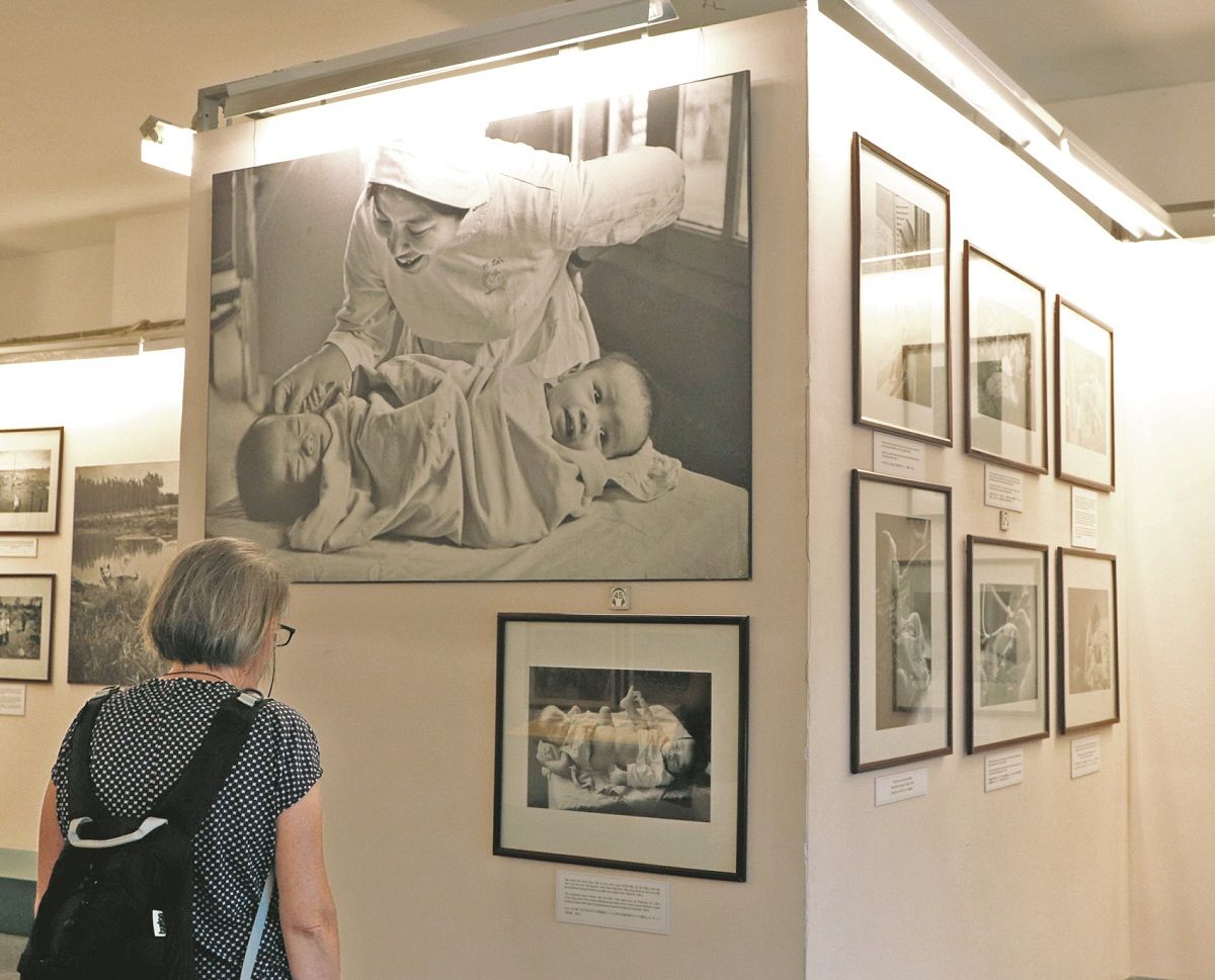 ベトナム戦争証跡博物館の枯れ葉剤の被害者を紹介するコーナーには、ベトさんとドクさんの写真も数多く展示されている