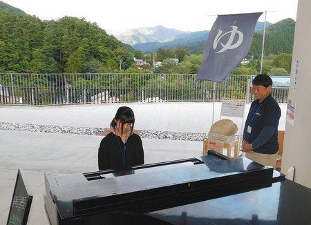 自然を背景に演奏を楽しめるオープンピアノ＝片品村で