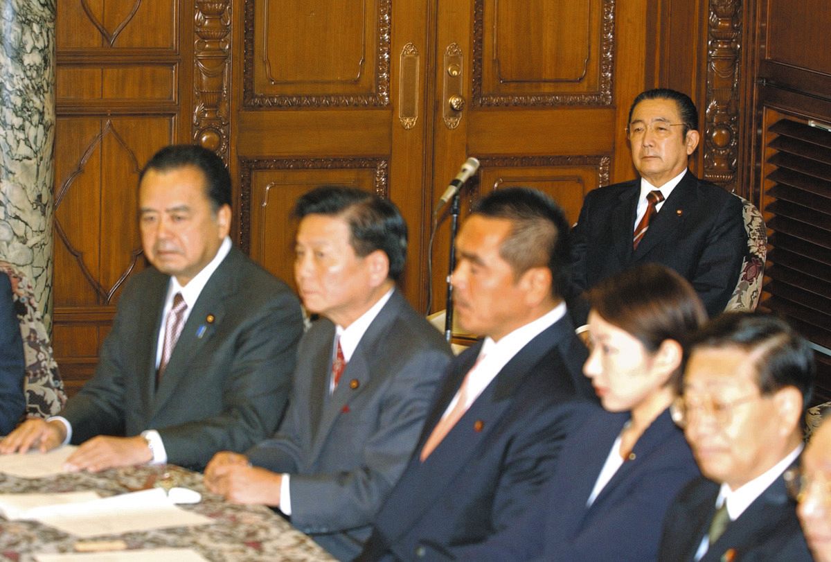 2004年、国会で政倫審に臨む橋本龍太郎元首相（後方右）