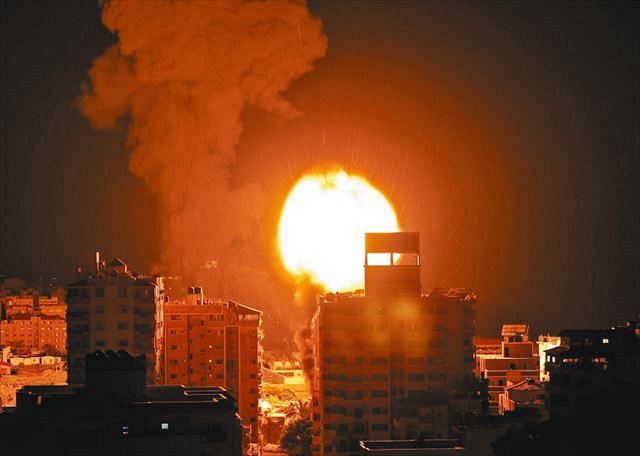 ５月、パレスチナ自治区ガザで、市街地を破壊するイスラエルの空爆＝住民提供