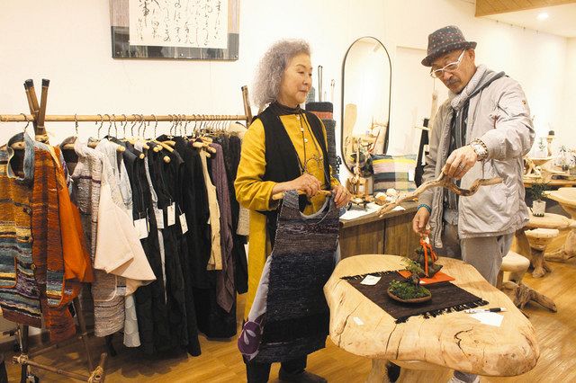 流木や古着 新たな魅力 作家２人の遊木アートと裂織作品 来月１日まで熱海で展示販売 東京新聞 Tokyo Web