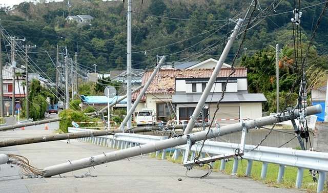台風15号の影響で倒れた電柱や屋根の一部が飛ばされた家屋＝2019年9月、千葉県南房総市で
