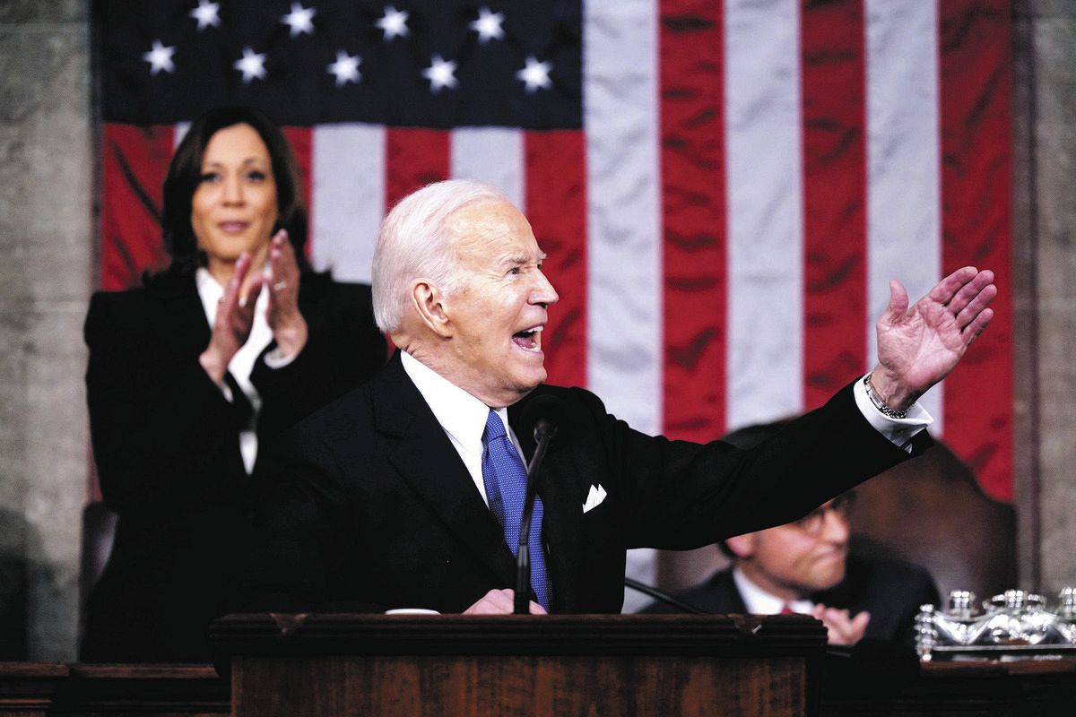 一般教書演説をするバイデン米大統領と拍手を送るハリス副大統領（左後方）＝7日、ワシントンで（AP）