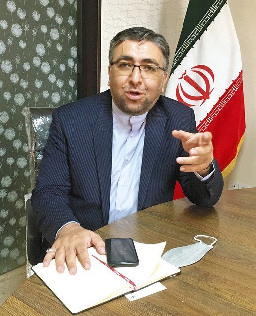 １８日、イランの首都テヘランで、インタビューに応じるアムーイ氏＝蜘手美鶴撮影