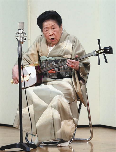 ２０１７年４月、けがからの復帰舞台で、都々逸を披露した内海桂子さん＝東京・浅草で