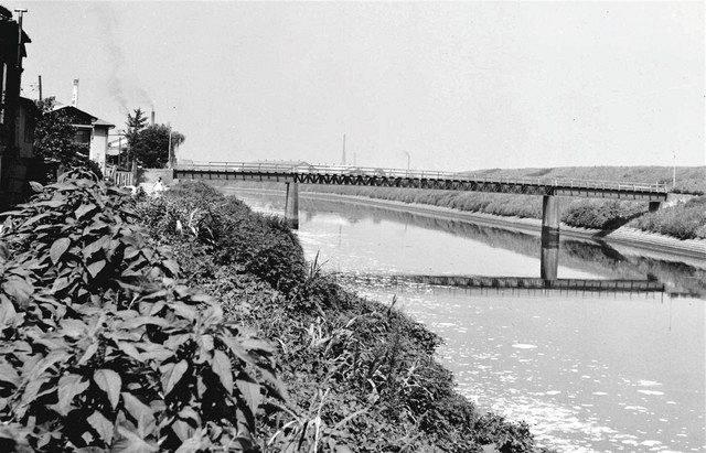 北区の新河岸川に架かっていた中の橋。かつての軍用橋（ＫＫＴトラス橋）を利用している＝紅林章央さん提供