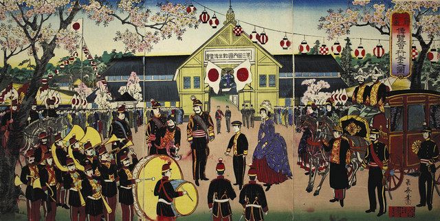１８９０（明治２３）年に上野公園で開かれた第３回内国勧業博覧会の様子を描いた錦絵。女性は洋装に身を包んでいるのが分かる