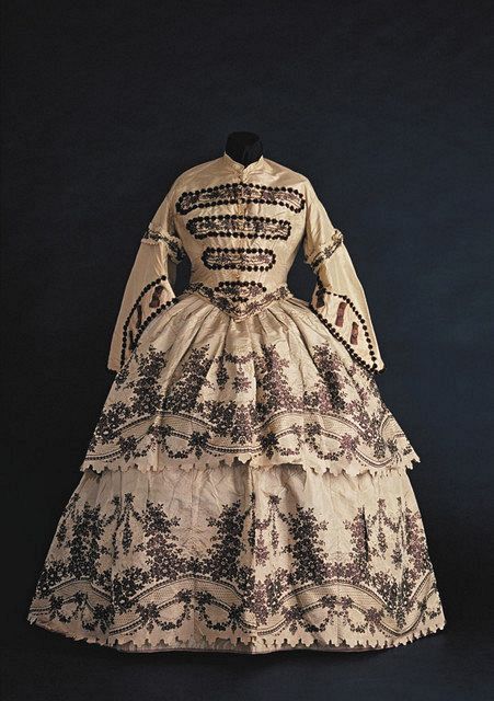 １８５０〜６０年代のクリノリン・スタイルのディ・ドレス（いずれも杉野学園蔵）