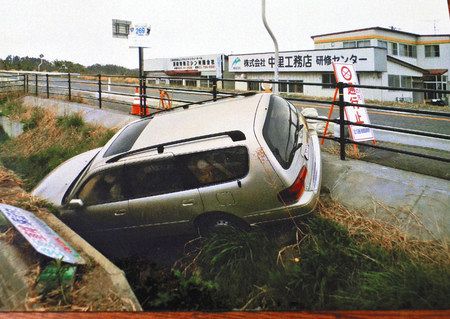 ２人と１匹が避難した車は津波に流された＝福島県南相馬市小高区で（原田さん提供）