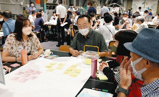 さまざまな年齢の市民がグループになって話し合った気候市民会議の初会合＝2022年7月、東京都武蔵野市で