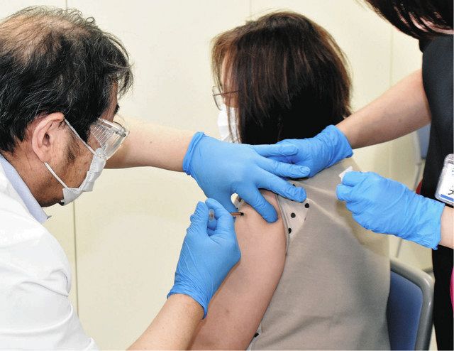 新型コロナウイルスワクチンの４回目接種を行う中田院長（左）＝加須市の中田病院で
