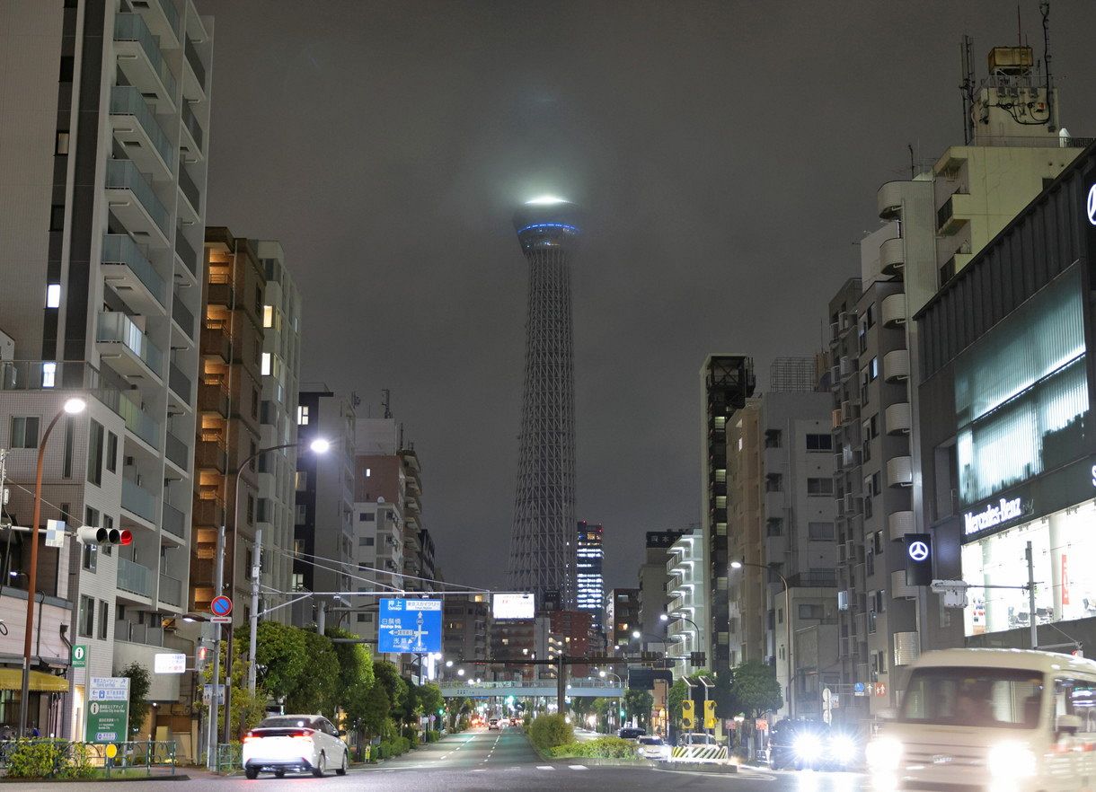 電力需給の逼迫から、節電のため夜間のライトアップを終日中止した東京スカイツリー＝22日午後6時50分、東京都墨田区で