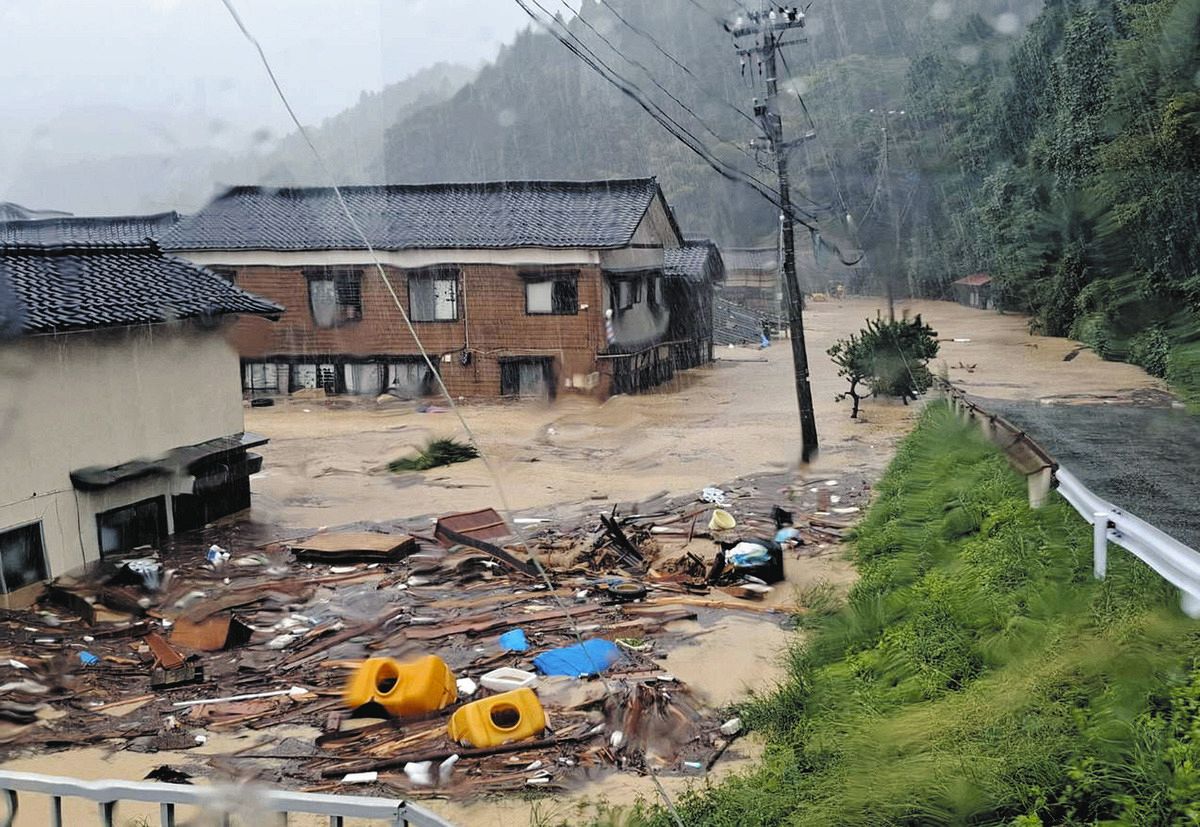 大雨で土砂が流れ込んだ石川県珠洲市大谷町内（住民提供）