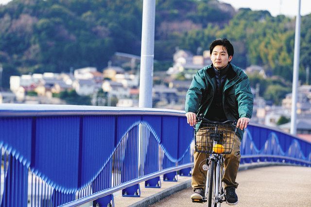 映画「ゾッキ」から。自転車で旅に出る男を演じる松田龍平