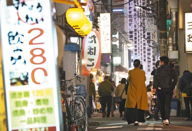 東京・新橋の飲食店街を歩く人たち