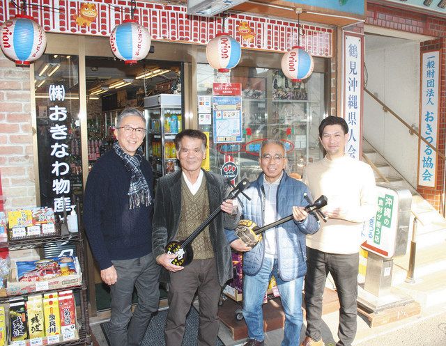 活動拠点の「おきつる会館」に集まった（左から）映画監督の渡辺さん、金城会長、並里さん、下里さん＝横浜市鶴見区で
