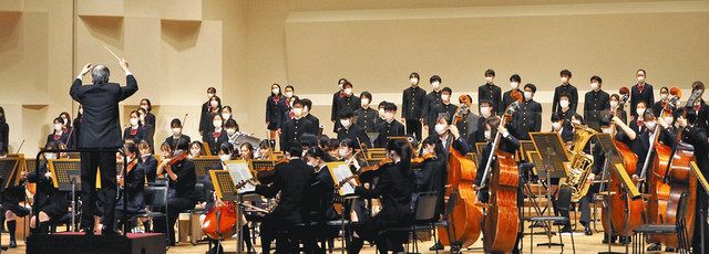 小田野さんの指揮で演奏する生徒ら＝横浜市中区で
