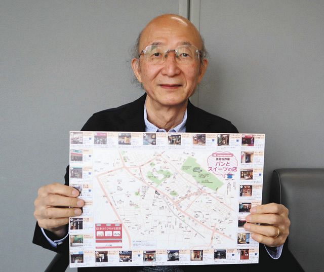 茗荷谷のパンとスイーツ店の地図を作った「茗荷谷界隈プロジェクト」の稲富滋さん＝台東区で
