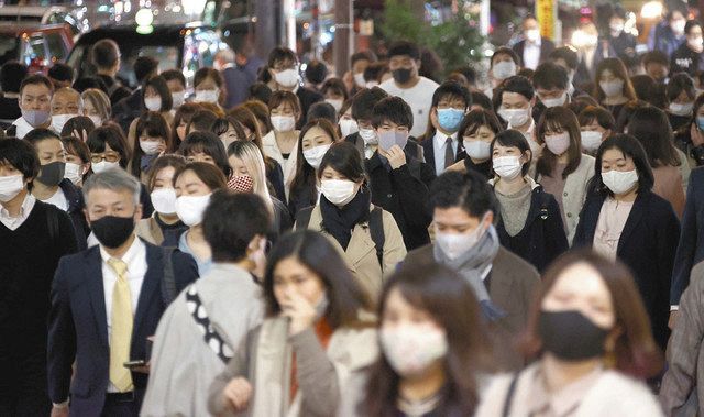 東京・新宿をマスク姿で歩く人たち。国内の新型コロナウイルス新規感染者数が２千人を超え、過去最多を更新した
