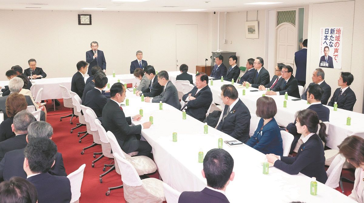 自民党本部で開かれた安倍派の臨時議員総会＝19日