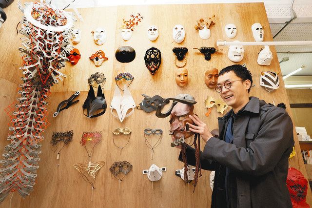 「仮面屋おもて」の店内で仮面について語る大川原脩平さん＝いずれも墨田区京島で
