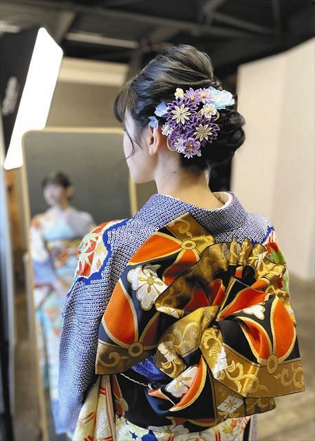 前撮りで振り袖を着た新成人の女性。１１日の成人式も、同じ着物で出席する予定だった＝２０２０年１２月、東京都内で（本人提供、共同）