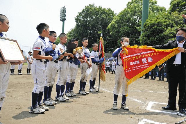 閉会式で表彰を受ける水戸レイズの選手ら＝水戸市総合運動公園軟式野球場で
