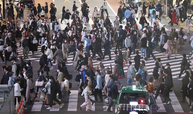 渋谷のスクランブル交差点を行き交う人々
