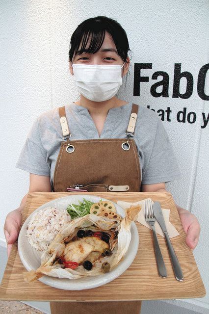 未利用魚のニベを使った包み焼き＝名古屋市で