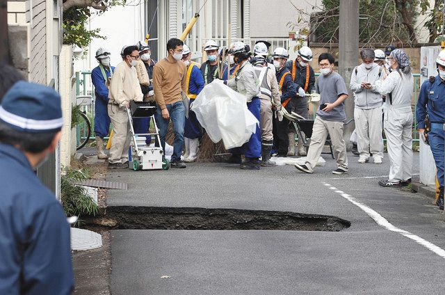 住宅街の市道で道路が陥没した現場＝１０月１８日、東京都調布市で
