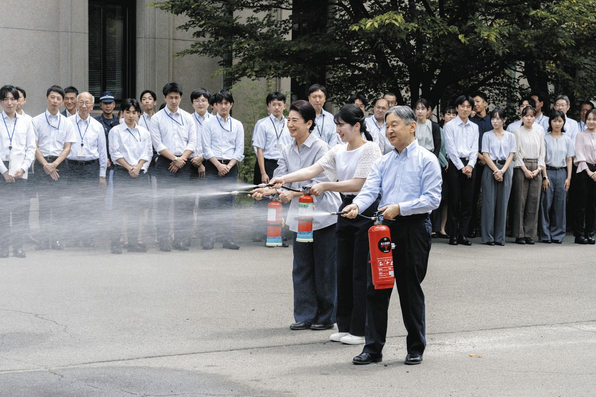 防災の日」天皇ご一家そろって放水体験 皇居での防災訓練に初めて参加：東京新聞デジタル