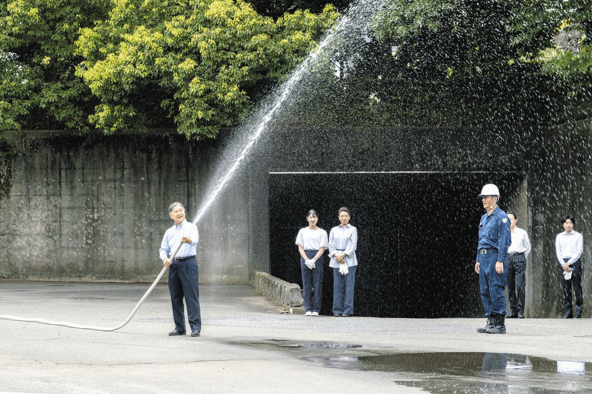 防災の日」天皇ご一家そろって放水体験 皇居での防災訓練に初めて参加:東京新聞デジタル