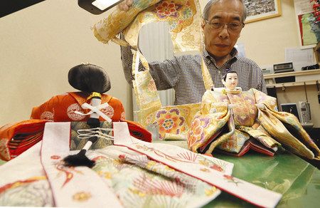 思い出の帯を使い、世界で一組のひな人形に 所沢の県認定伝統工芸士