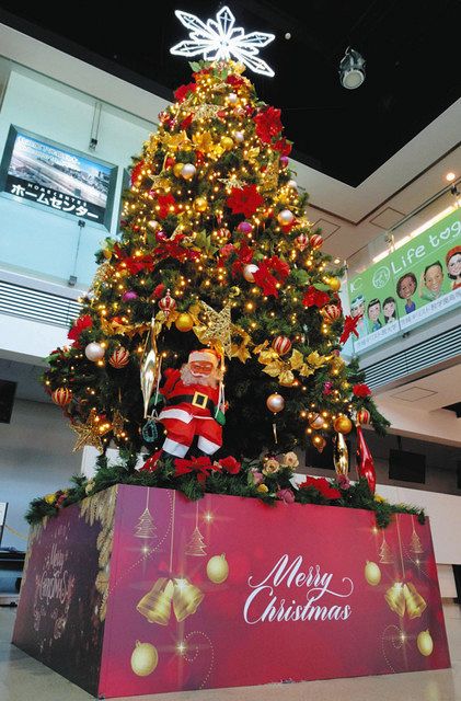 茨城空港ターミナルビルのクリスマスツリー＝小美玉市で