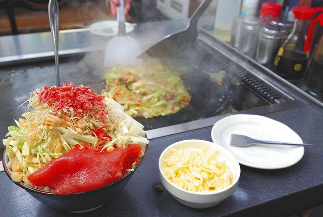 東京・月島名物のもんじゃ焼き。手前は人気メニューとなっている「もち明太チーズもんじゃ」＝東京都中央区の「一樹」で（佐藤哲紀撮影）