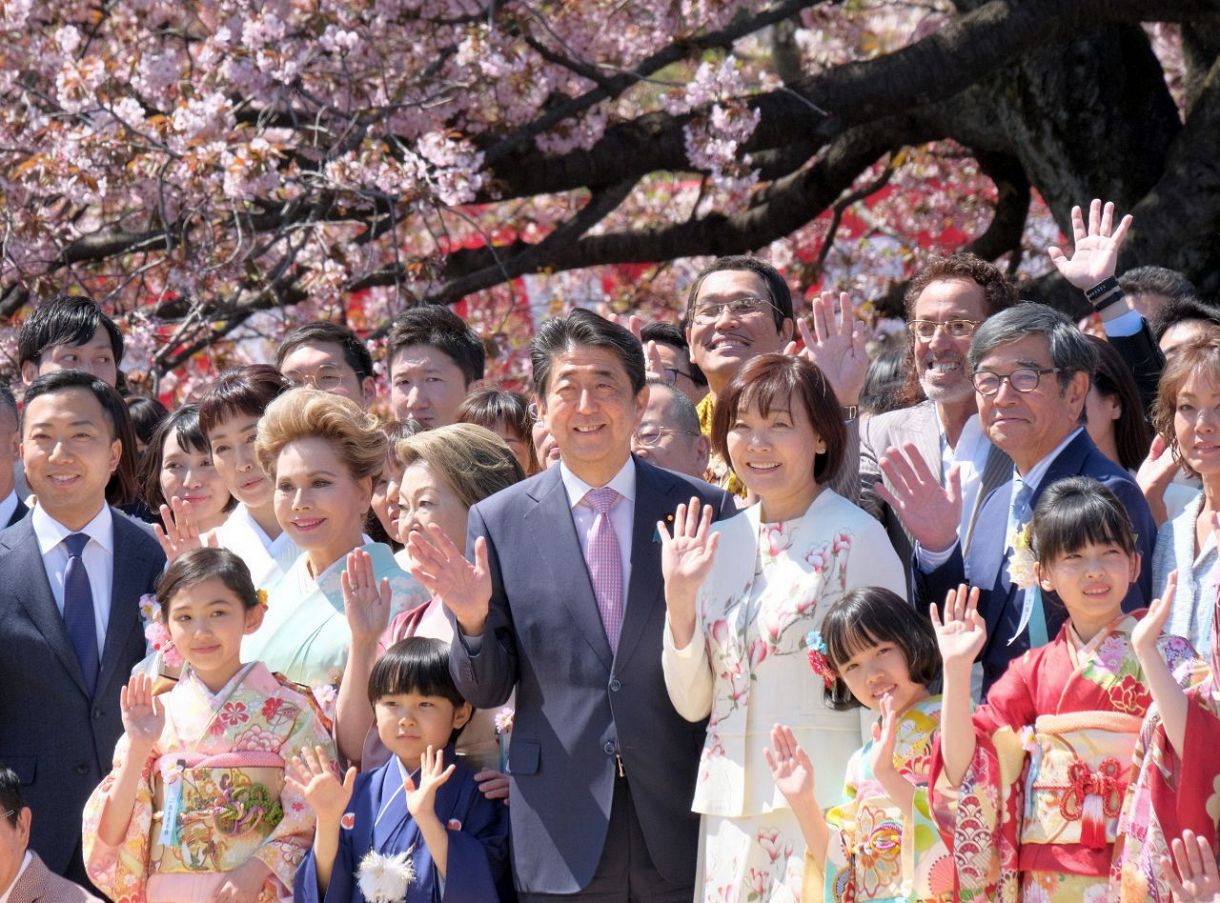 ２０１９年４月、「桜を見る会」で招待客と記念写真に納まる安倍首相（中央左）と昭恵夫人ら
