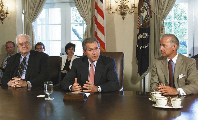 ２００１年７月、共和党大統領ブッシュ（子）（中）とホワイトハウスで会合する上院外交委員長当時のバイデン（右）＝ゲッティ・共同
