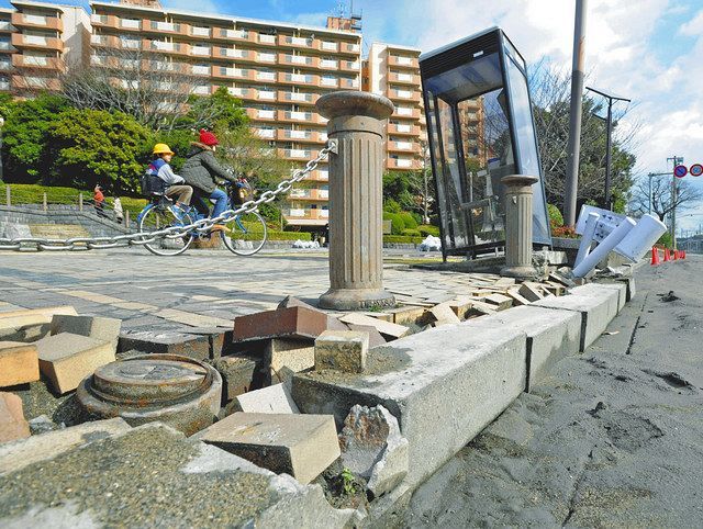 2011年の東日本大震災から12日後、液状化現象で電話ボックスが傾いたままの千葉県浦安市内