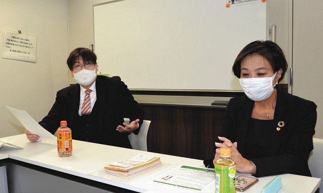 記者会見する深田貴美子さん（右）と金子宗徳さん＝武蔵野市で
