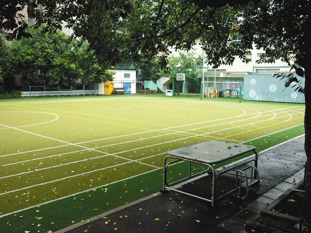 東京都内にある公立学校の人工芝の校庭（記事とは関係ありません）
