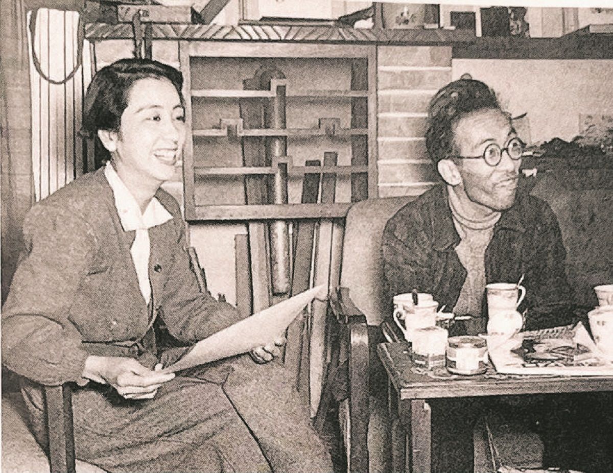 都夫人（左）と瑛九＝浦和市（現さいたま市）のアトリエで（1952年頃、玉井瑞夫さん撮影）