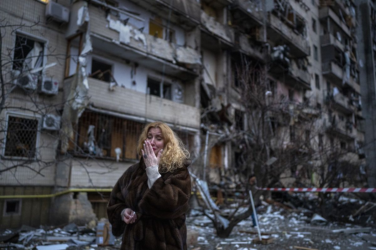 25日、ウクライナの首都キエフで、自宅を攻撃されて悲しむ女性＝AP