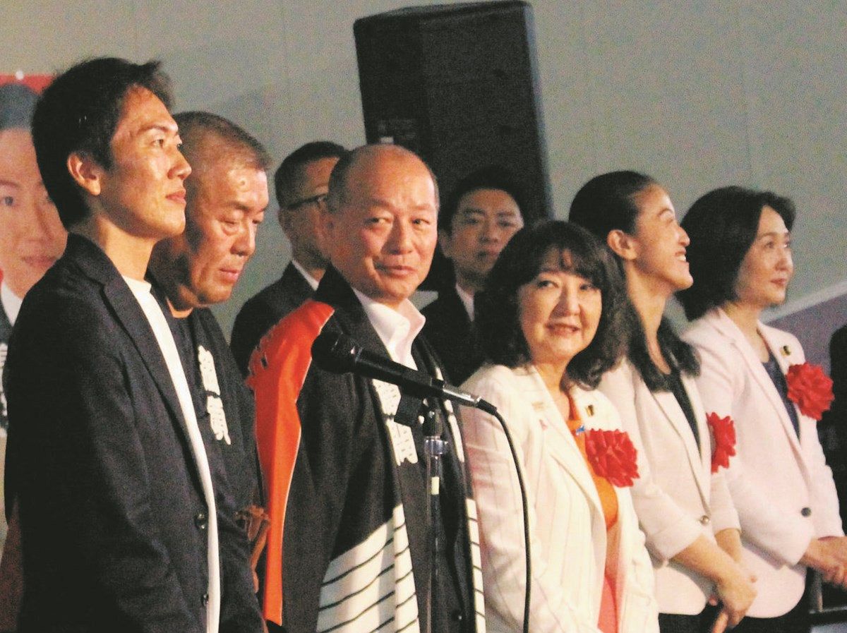 決起集会に臨む戸枝大幸氏（左）。自民党の著名な国会議員も駆けつけた＝6月19日午後、東京都北区王子で