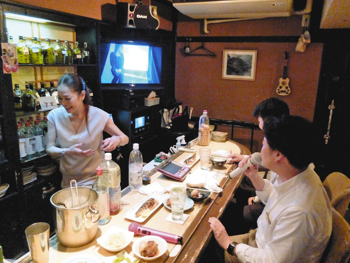 行ってみたら＞昭和のスナックが進化 小さなテーマパークに親しむ 若者