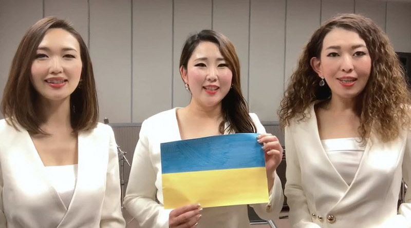 ウクライナ国歌を歌う（左から）ミワさん、アイさん、マホさん（横濱シスターズ提供）