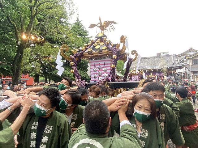 三社祭で3年ぶり 神輿担いで宮出し神事 曳台に載り、浅草を巡行：東京