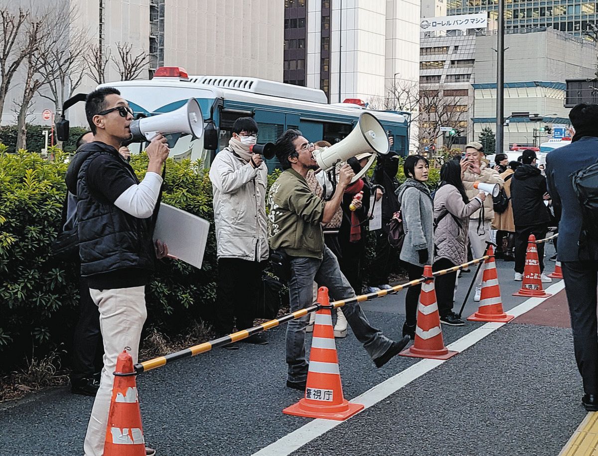 財務省解体デモ」参加者の本音を現地で聞いた 中高生や親子連れ、右派