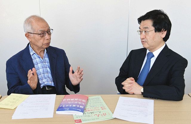 対談する垣添忠生さん（左）と國頭英夫さん＝東京都中央区で
