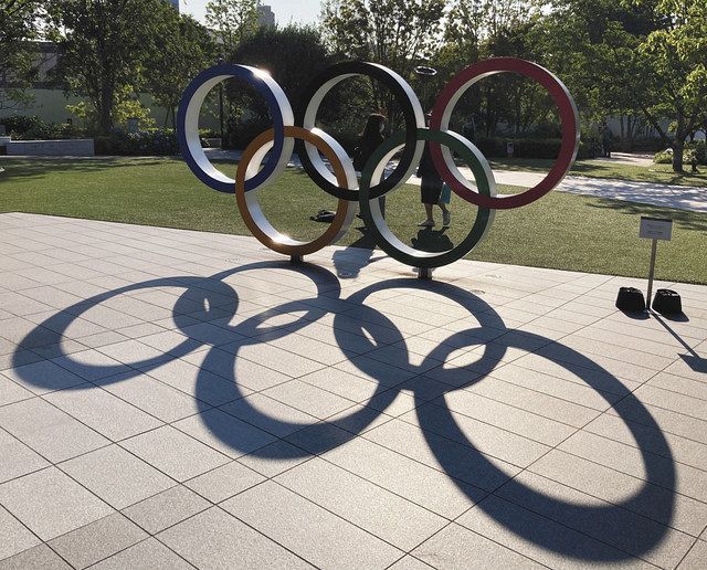 五輪マークのモニュメント＝東京都新宿区で