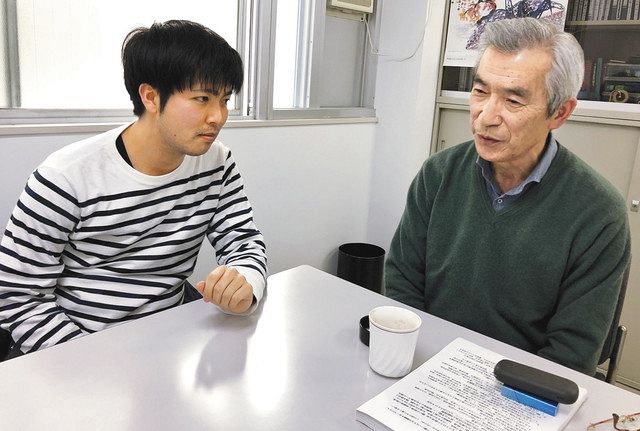 大学への抗議活動について話し合う森雄一さん（右）と渡部大雅さん＝東京都内で